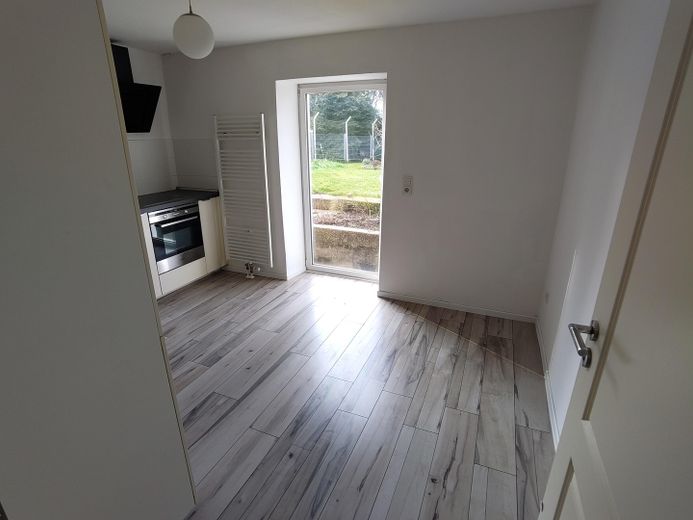 Ruhige 2 ZKB mit EBK und Stellplatz – Küche mit Ausgang zum Garten