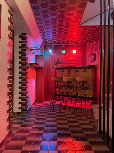 Keller-Diele mit Bar