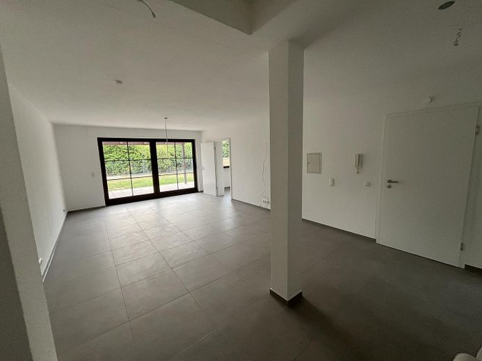 Kernsanierte Gartenwohnung mit Terrasse, Einbauküche und Garage in gefragter Lage von Erkelenz – Wohnzimmer 1