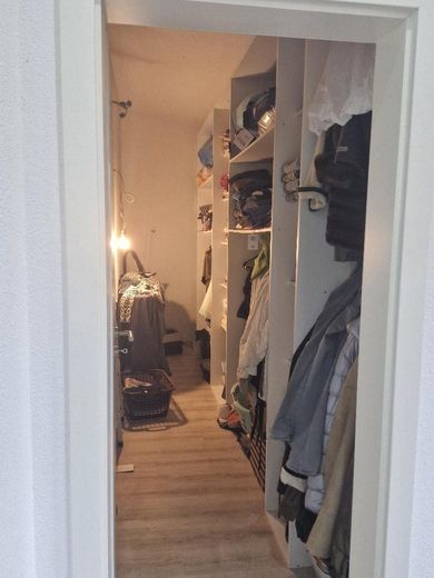 Centro ippico senza provvigioni sul lago con maneggio coperto, campo da equitazione e 15 box per cavalli –  Schrankraum begehbar