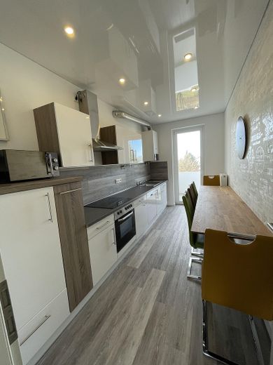 Klimatisierte und Vollständig renovierte Wohnung mit 3 Zimmern, Balkon und Einbauküche in Düsseldorf – Foto 1
