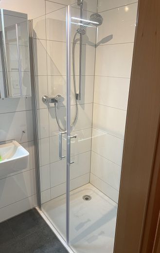 Terrassenwohnung mit eigenem Eingang – Gästetoilette mit Dusche