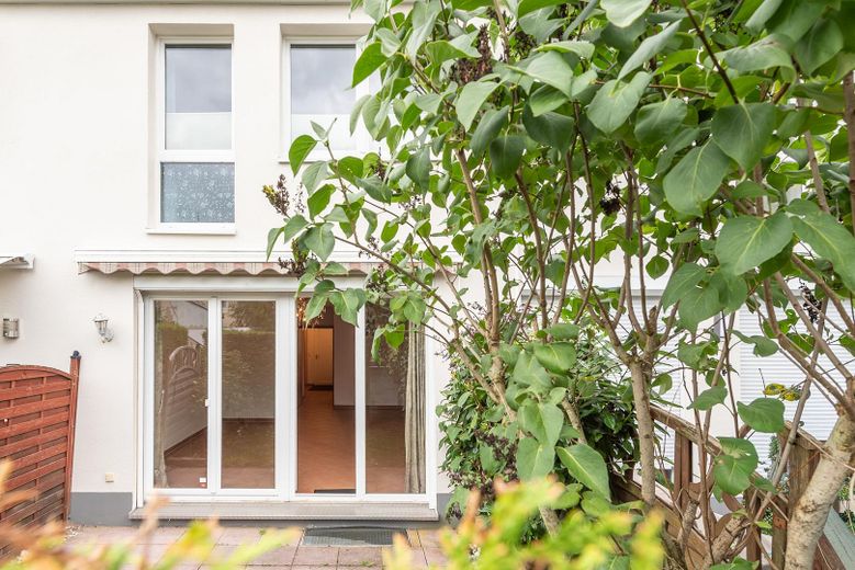 Zentrales und energieeffizientes Townhouse mit Tiefgarage und Keller – Hausansicht Garten