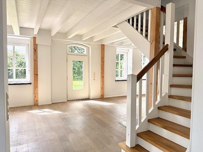 PROVISIONSFREI * HISTORISCHER CHARME & NEUBAUKOMFORT * A+ EFFIZIENZ * BAUERNHAUS AUF HOFANLAGE – Die Geschosstreppe