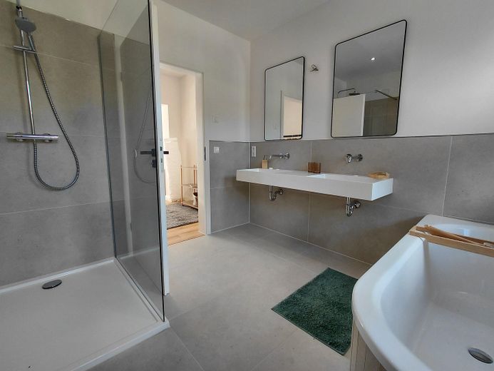 Entrate e sentitevi a casa: villetta a schiera modernizzata con finiture di pregio, giardino, terrazza e 2 garage – Bad En Suite OG 1