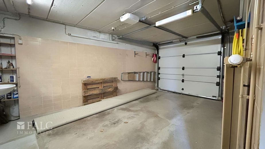 ***Wohnen in bester Lage - Geräumiges Einfamilienhaus mit großzügigen Garten*** – Garage