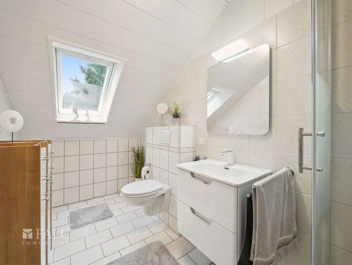 Provisionsfrei! Viel größer als gedacht! EFH mit Kamin, Balkon, Terrasse + Carport! – Badezimmer im DG ...