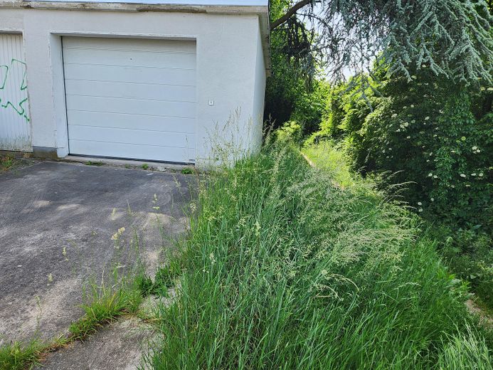 Modern saniertes Reihenhaus mit Garten in Wiesbaden-Südost – Garage und Stellplatz
