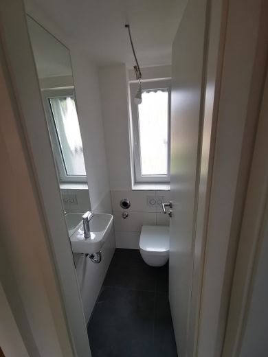 Modernisierte Dachgeschosswohnung in Mainz-Finthen - hell, ruhig und charmant – renoviertes WC