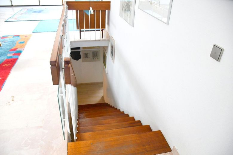 **RESERVIERT** Architektenbungalow + Einliegerwohnung + separate Büroeinheit in Feldrandlage von DA-Arheilgen – Treppe zum Untergeschoss