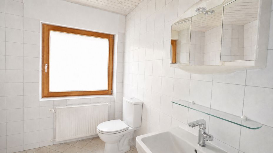 Apartamento de 3 habitaciones en Salem-Beuren | renovado antes de la ocupación | 79 m² | plaza de aparcamiento – Bad renoviert