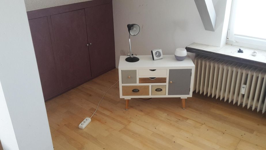 Lichtdurchflutete Dachwohnung: Doppelgarage, PV & Bahnhalt-Perspektive – provisionsfrei – heller Wohnbereich Einbauten