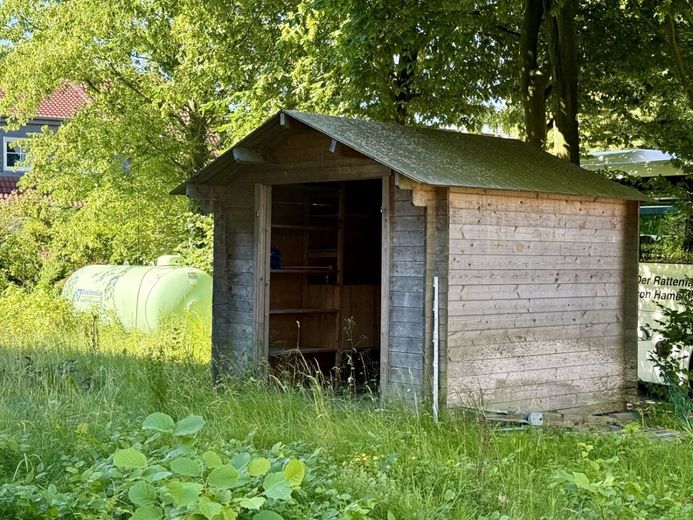 Ihre Chance: Dreifamilienhaus mit Garten, Balkon &amp; zwei freien Wohnungen – Gartenhütte &amp; Flüssiggastank