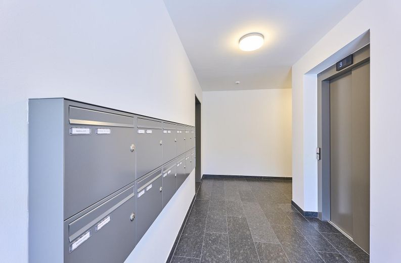 Neubau: Helle und ruhige Zwei-Zimmer-Wohnung mit luxuriöser Innenausstattung mit Balkon und EBK – Briefkästen