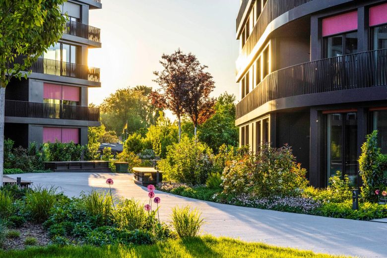 Erstbezug: Exklusive, sonnige 2-Zimmer-Wohnung mit Balkon mit Elbblick in Bestlage im Marina Garden! – Parkartiger Innenhof