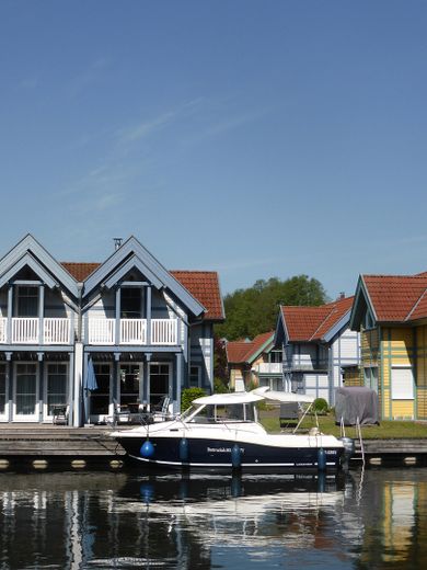 Ferienhaus mit eigenem Bootssteg im Hafendorf Rheinsberg – Boot am eigenen Steg