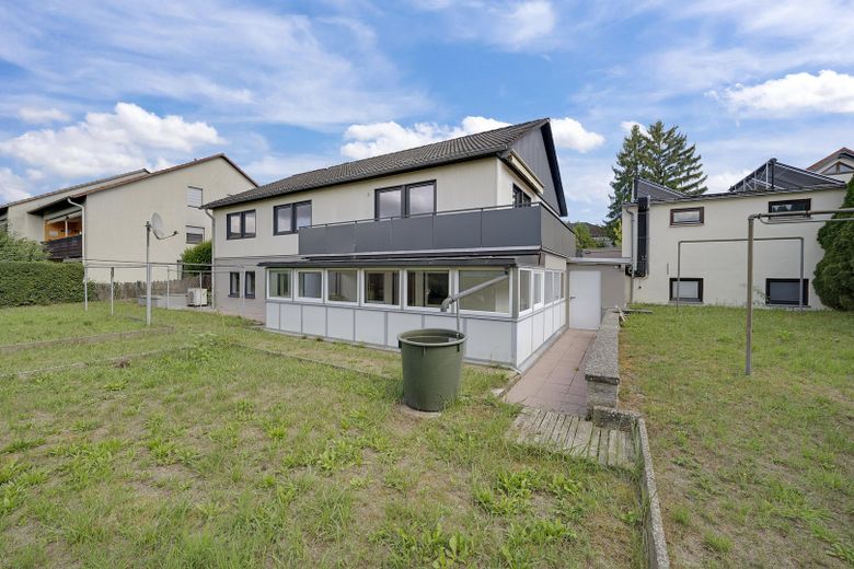 Modernisiertes Mehrgenerationenhaus mit zwei Einheiten in Bad Neustadt-Herschfeld – Außenansicht