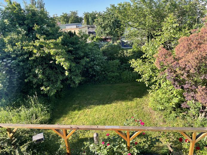 Provisionsfrei, EINFAMILIENHAUS MIT GARTEN in begehrter Wohngegend Dessau-Ziebigk – Blick vom Balkon auf Garten