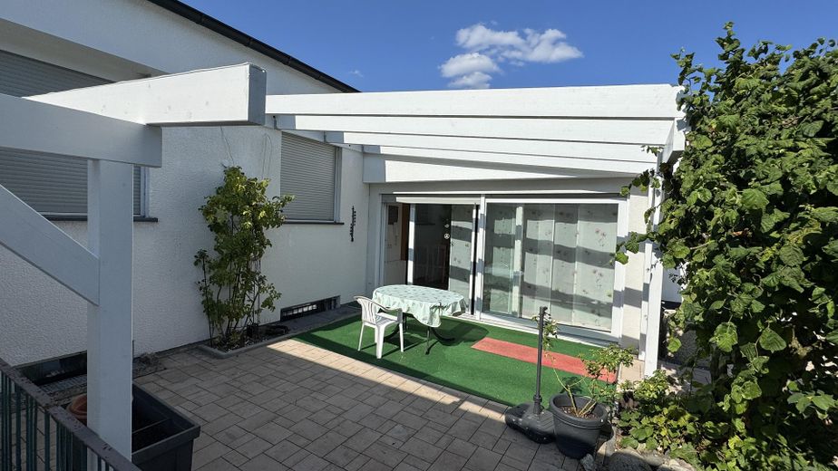 Waldrand Bungalow zu den Fischteichen incl. Strom – Überdachte Pergola im Garten
