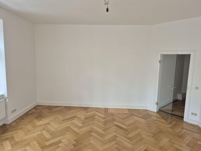 Licht, ruim ingedeeld appartement in een monumentaal pand in München – Eckzimmer