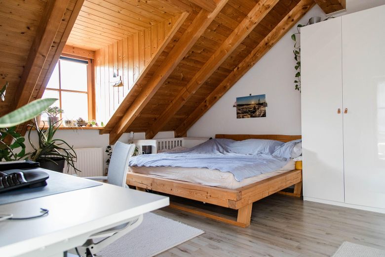 Schlafzimmer mit Holzdecke