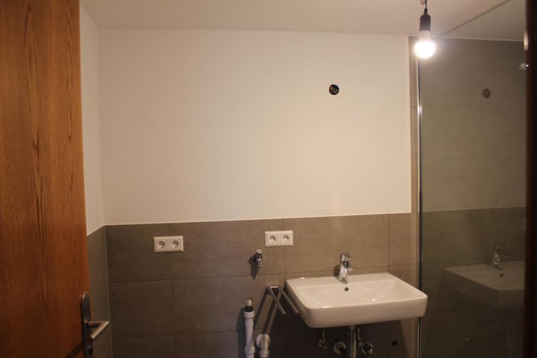 Schöne ELW in gehobenem Wohngebiet Salach Nord neu renoviert – Bad mit Dusche