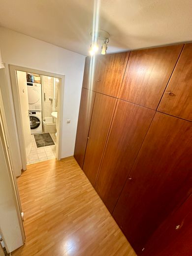 Bezugsfreie 2-Zimmer-Wohnung mit renoviertem Balkon & Fenster in Berg am Laim – provisionsfrei – Flur