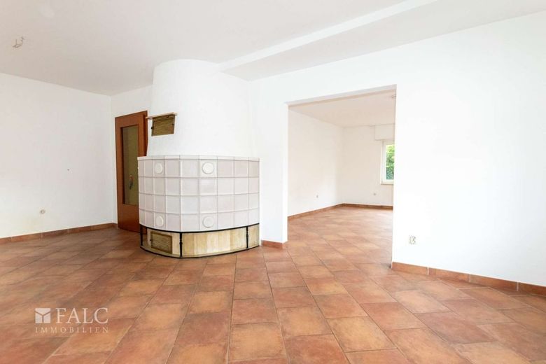 Vielseitiges Anwesen mit Vorder- und Hinterhaus, Halle, Scheune und Entwicklungspotenzial – Wohnzimmer