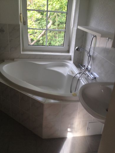 3,5-kamerappartement in loftstijl met balkon, binnenstad Gotha – Whirlpool