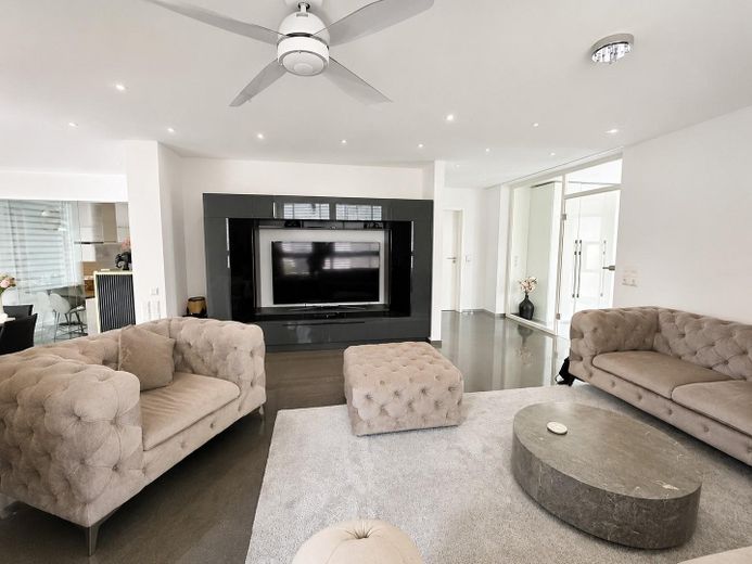 Modernisiertes Zweifamilienhaus mit zusätzlichem Wohnbereich – Wonzimmer EG