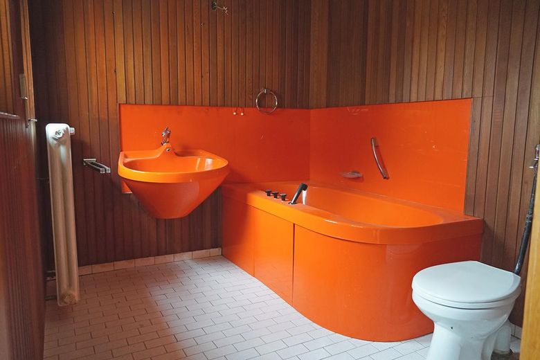 Doppelbungalow mit viel Land und Stallung – Bad aus den 80er