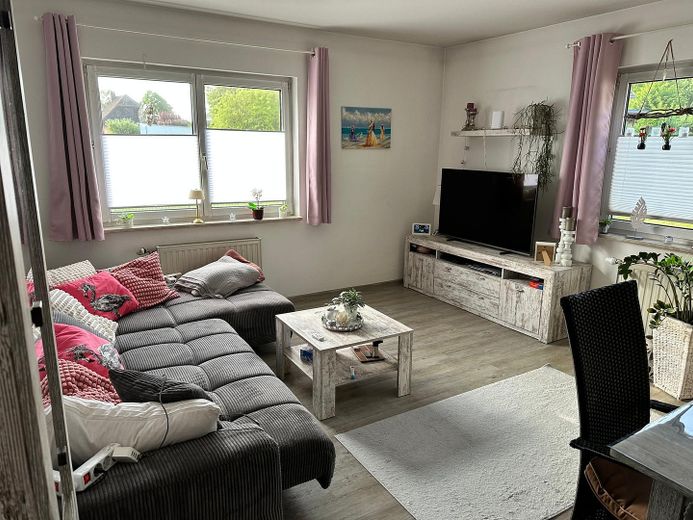 Renovierte 3- Zimmer Erdgeschosswohnung mit EBK in ruhiger Lage in 23974 Neuburg – Wohnzimmer 