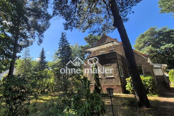 Large plot in a green setting with house, garage, carport, parking spaces
