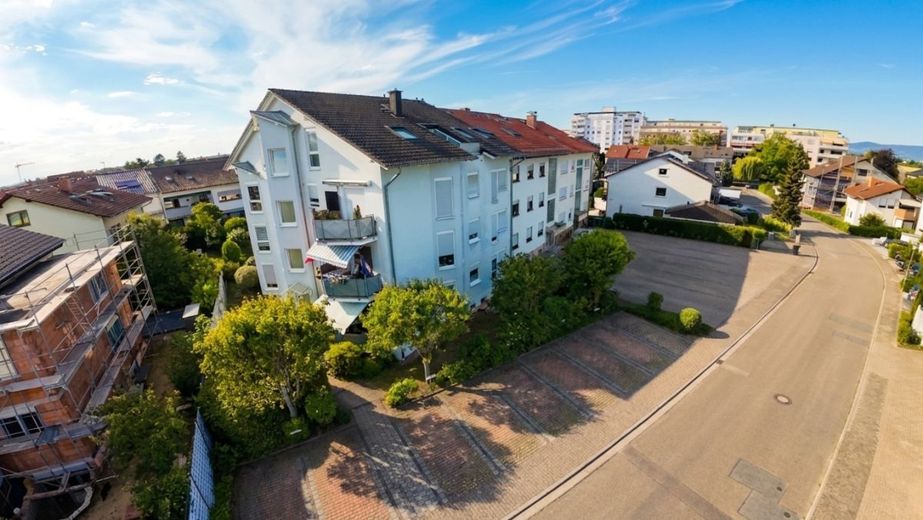 ATIK: Gepflegte 3-Zimmer-Erdgeschosswohnung in attraktiver Wohnlage – Drohnenaufnahme