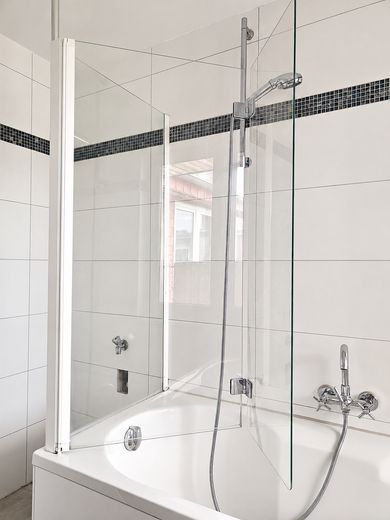 ब्रोकर कमीशन-मुक्त! ऊपरी मंज़िल, 91m², 2 टैरेस, 2.5 कमरे – Badewanne mit Duschglas