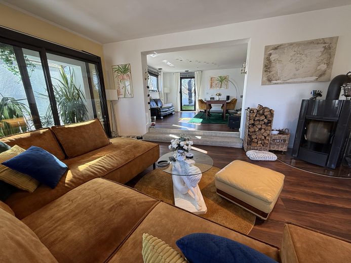 NEU! Ikonische, lichtdurchflutete Landhaus Villa mit Einliegerwohnung & mögl. Grundstkserweiterung – Wohnzi. mit Kamin Blick Esszi.