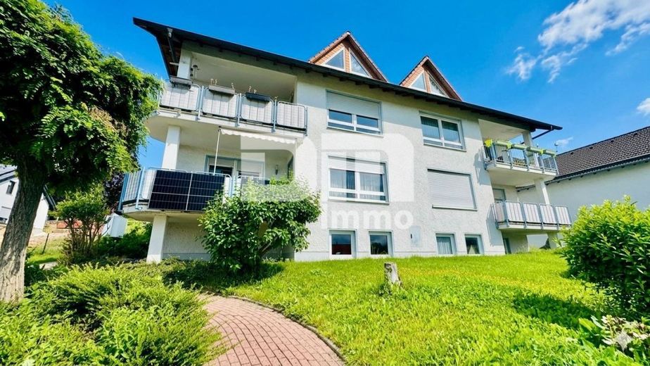 Hochwertig sanierte, ebenerdige Dreizimmerwohnung im EG mit Loggia + PKW-Stellplatz – Ebenerdiger Zugang zum Haus