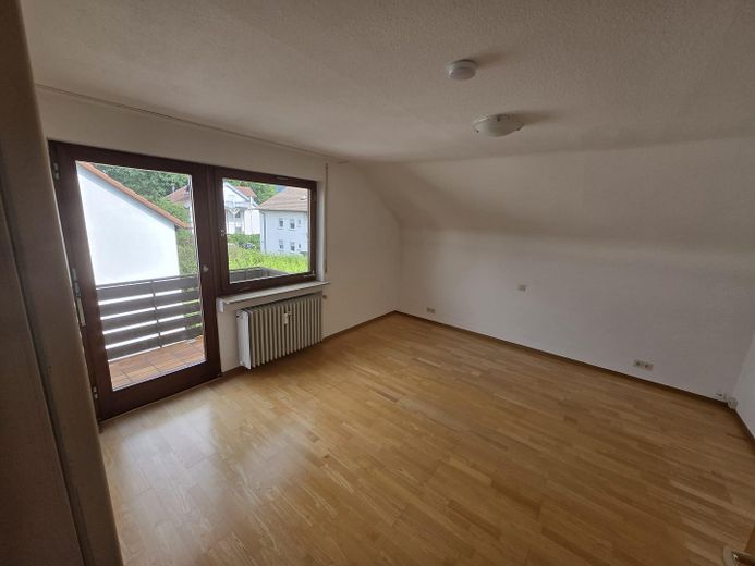 Heiningen: 3 Zimmer DG-Wohnung mit Balkon und Stellplatz – Schlafzimmer