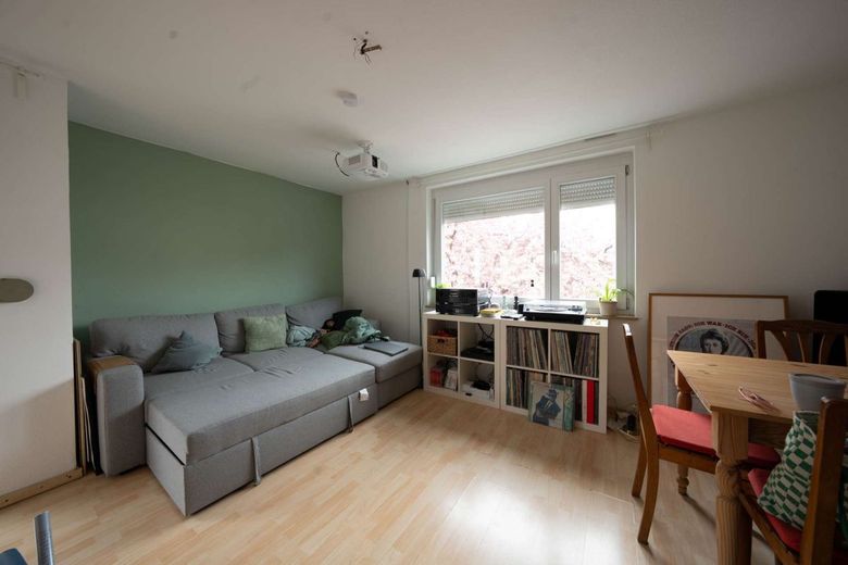 Schöne 3-Zi-Whg. mit Balkon und Stellplatz, zentral in Ludwigsburg – Wohnzimmer