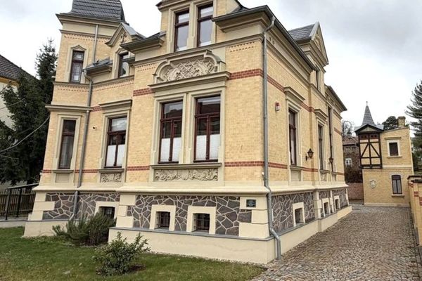400 м² репрезентативних, повністю відремонтованих офісних або приміщень для практики в Гері в оренду