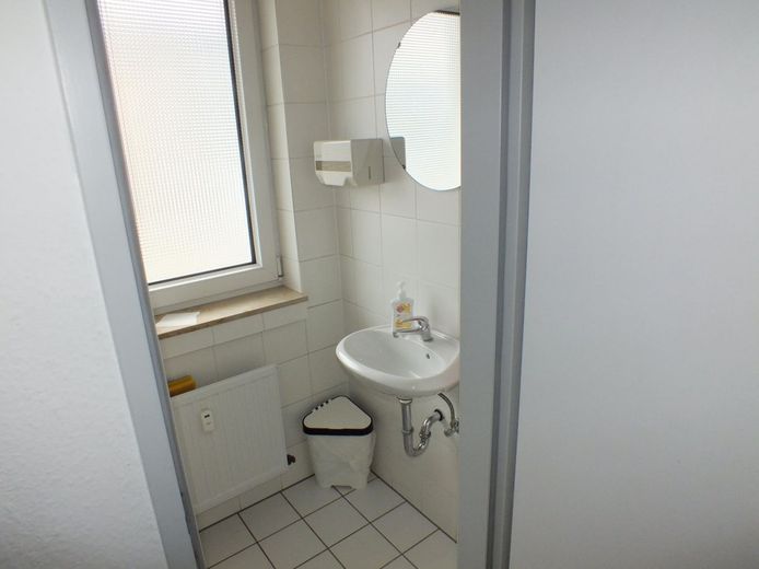 Kleines Büro mit Balkon mitten in City – Sanitär