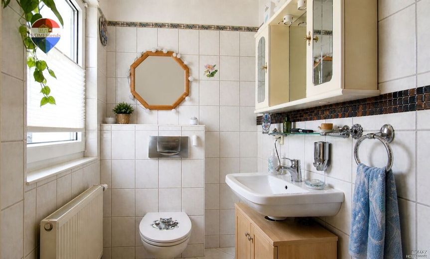 Doppelhaushälfte nahe Müggelsee | Niedrigenergiehaus mit Wintergarten &amp; Kamin in ruhiger Lage von Berlin-Köpenick – Gäste-WC