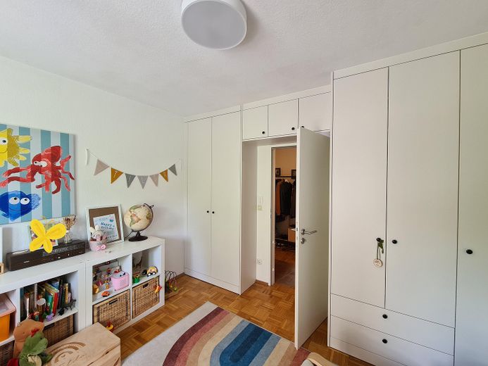 Schöne 3-Zimmer Wohnung in Top-Lage mit Balkon und PKW-Stellplatz, Eigennutzung o. Kapitalanlage! – Kinder/Arbeitszi. Einbauschr.