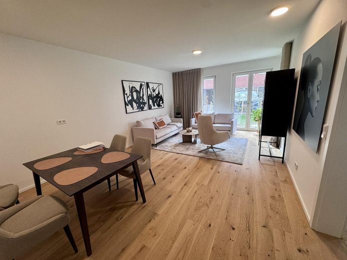 Güneşli teras ve bahçeye sahip mobilyalı yeni 2 odalı daire – Wohnzimmer
