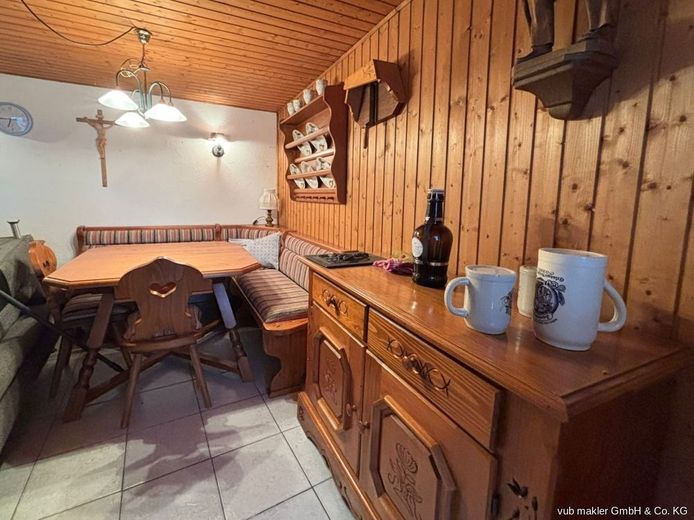 Reihenmittelhaus in zentraler Lage von Naila bietet ein großzügiges Zuhause – VUB0002349-18
