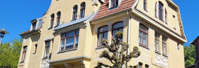 Historische Jugendstilvilla mit großem Grundstück in zentraler, ruhiger Altstadtlage – Straßenansicht