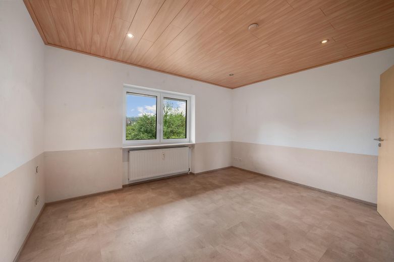 Großes Wohnhaus zur Nutzung als ZFH, Mehrparteivermietimmobilie oder Mehrgenerationenhaus – Zimmer im 1. OG