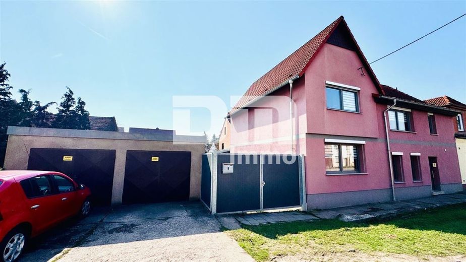 Schönes Wohnhaus mit Doppelgarage, Terrasse und Nebengelass in Traumlage – Frontansicht / Garagen / Zufahrt Garten