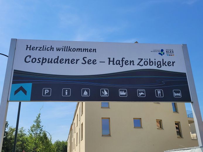 ERSTBEZUG – Traum am Cospudener See: 2-Raum-Wohnung mit Sonnenbalkon, EBK und TG-Stellplatz – Hafen Zöbigker