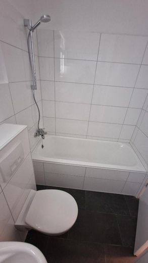 Stylische und renovierte 1-Zimmer Wohnung Nähe Schwebebahn Barmen – Badewanne